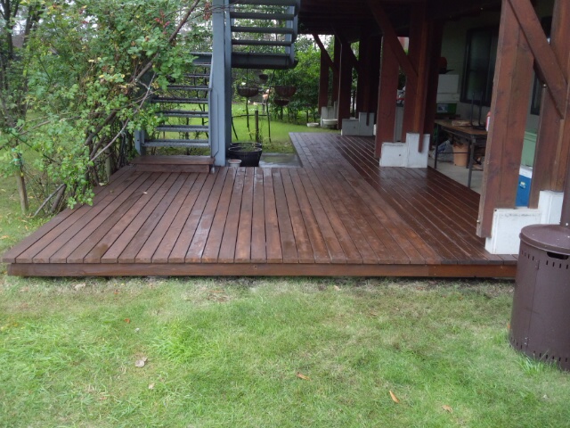 外部デッキ工事。