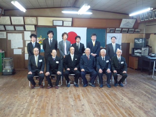 若い衆、大工学校卒業しました。