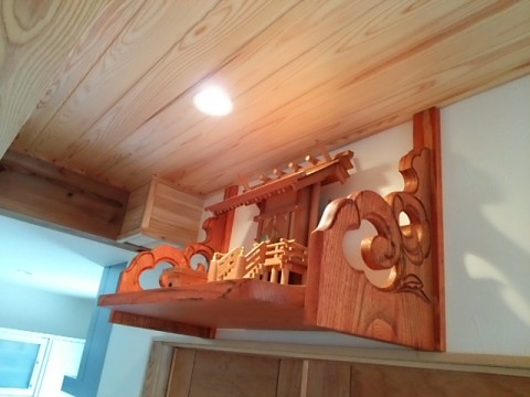 ~神棚制作、新たにリメイクします♪~取付作業編。