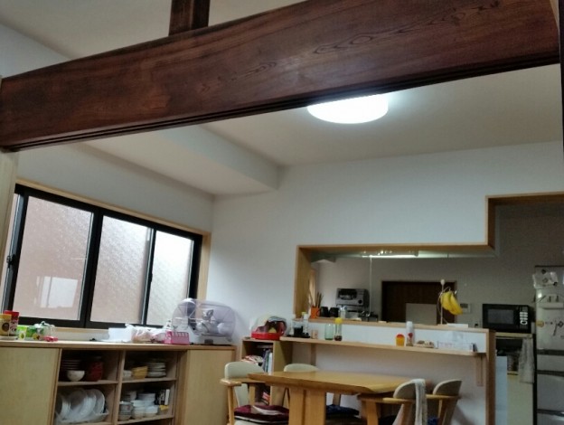 ケヤキ梁が見えるLDK
