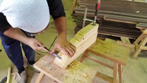 お寺様リフォーム②　腕木を加工中♪