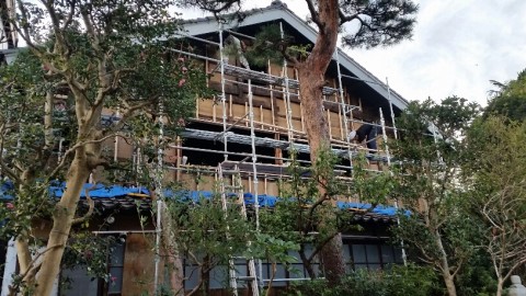 お寺様リフォーム③　庇、化粧材を取付中♪