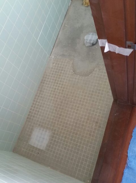 公民館、トイレ床張り作業♪