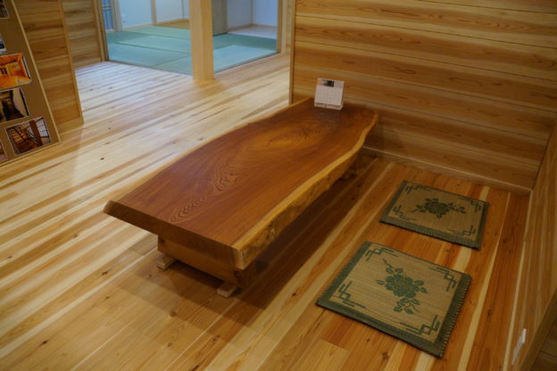 ケヤキの一枚板テーブル