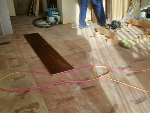 お部屋のリフォーム②ウォールナット～♪