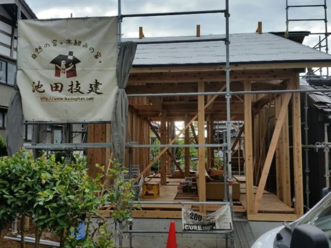 「宇奈月の家⑨」屋根と外部の作業中です♪