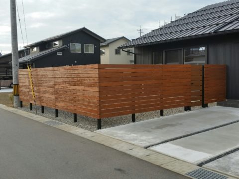外部の木製塀、完成しました♪