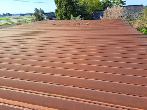 折板屋根の塗装作業♪