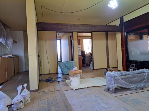 古民家リフォーム　塗装、クロス作業♪