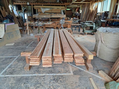 駅の改修工事③外壁板張り作業♪