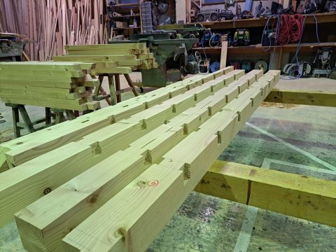 納屋の床制作作業。ありがとうございます♪
