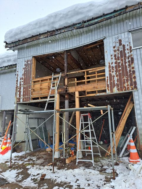 建物の補強作業♪