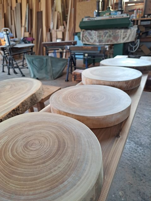 輪切りテーブルと椅子の制作②天板の削り作業♪