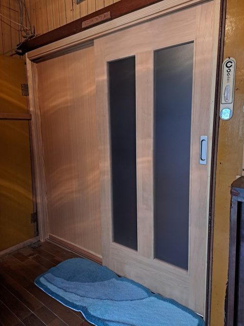 内部木製建具の取替え作業♪