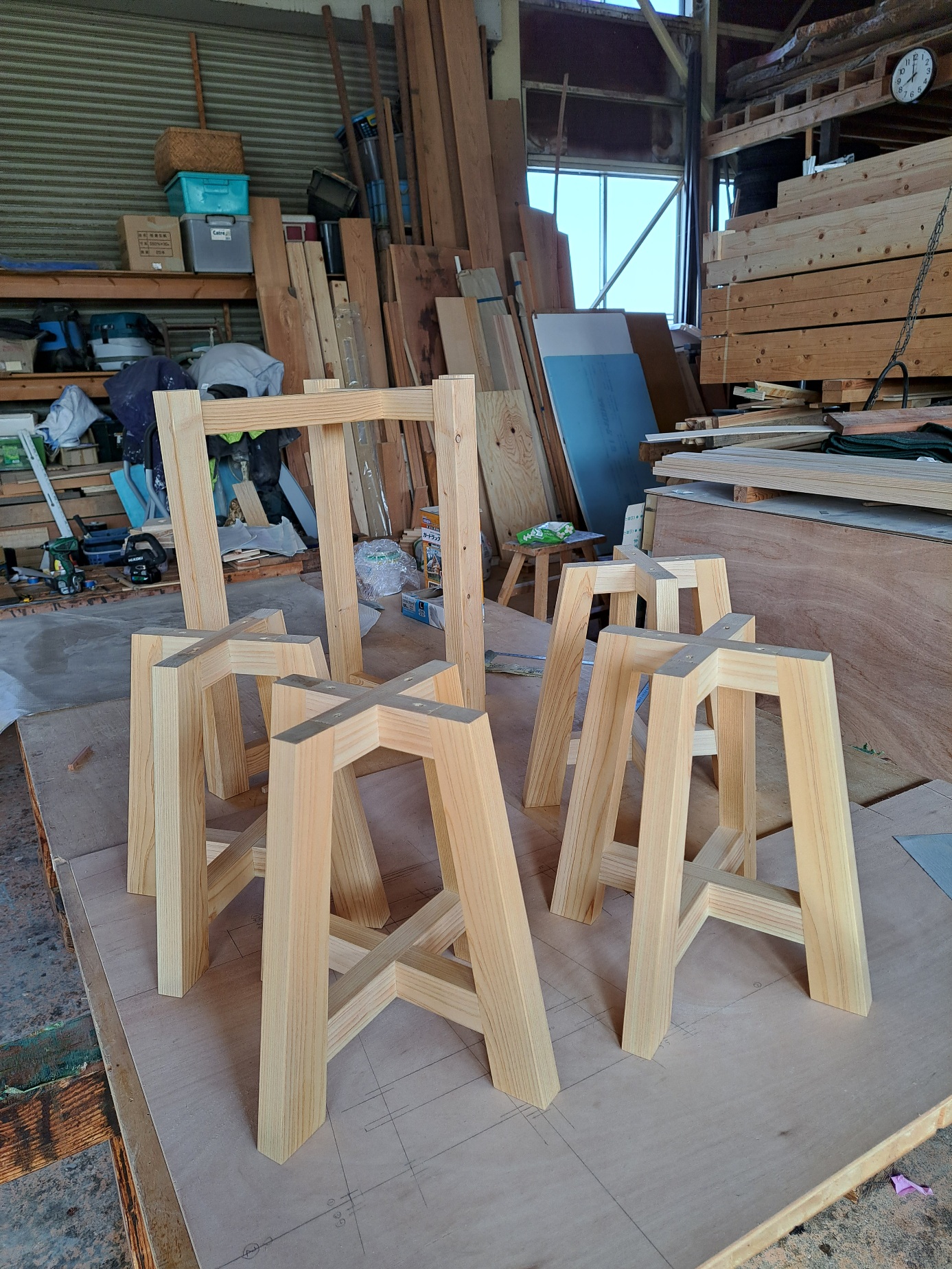 輪切りテーブルと椅子の製作③脚の組立作業。