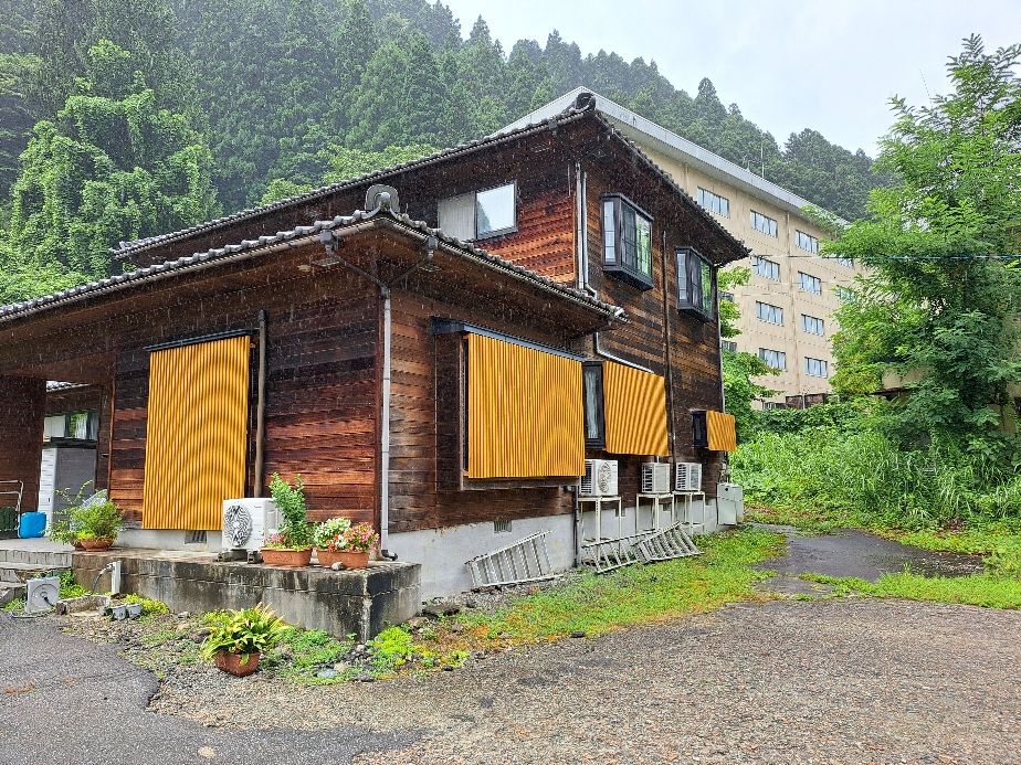 外部の木製格子制作② 現場取付け作業。