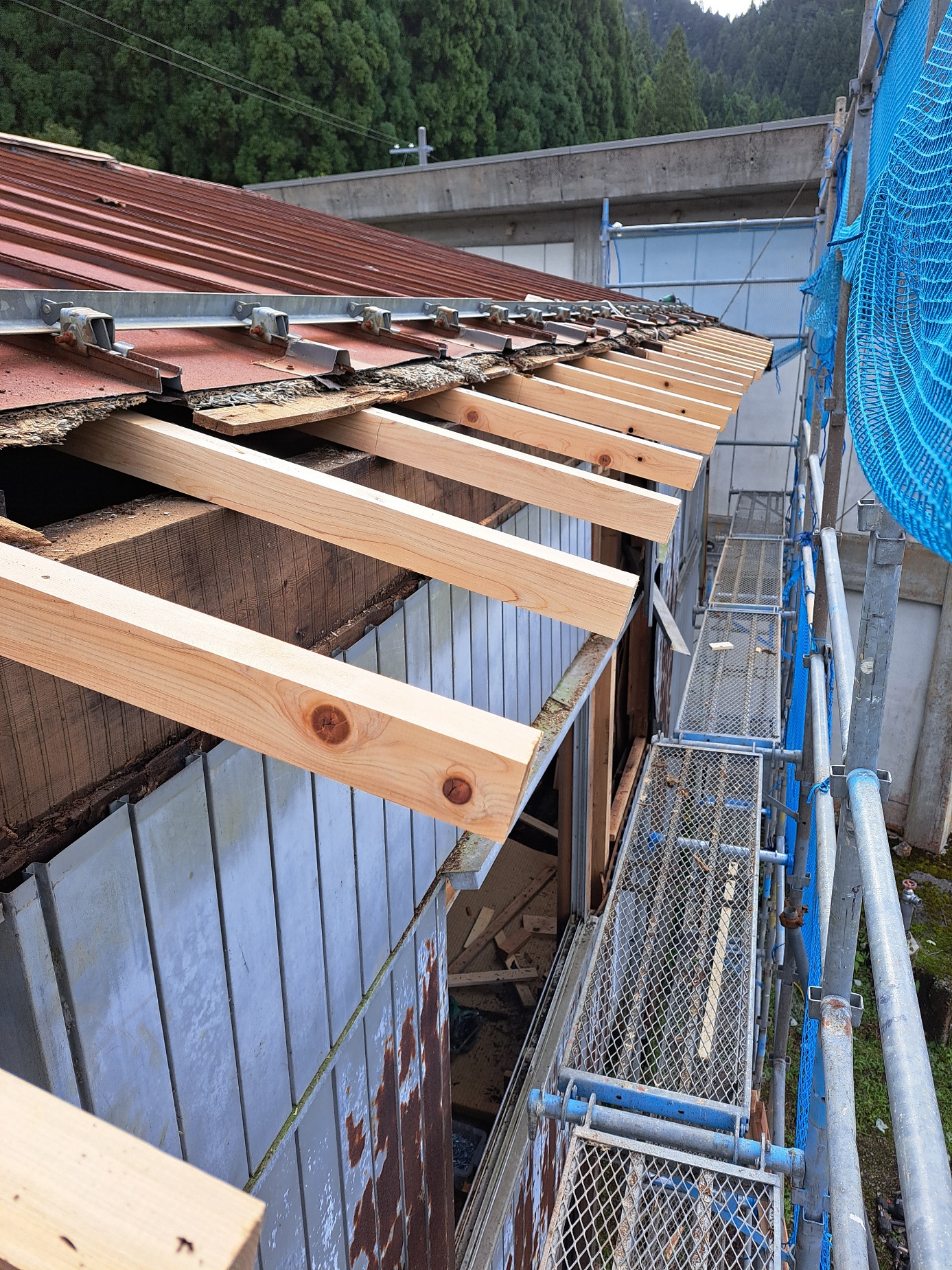 本宮駅の屋根改修工事① 屋根改修作業。