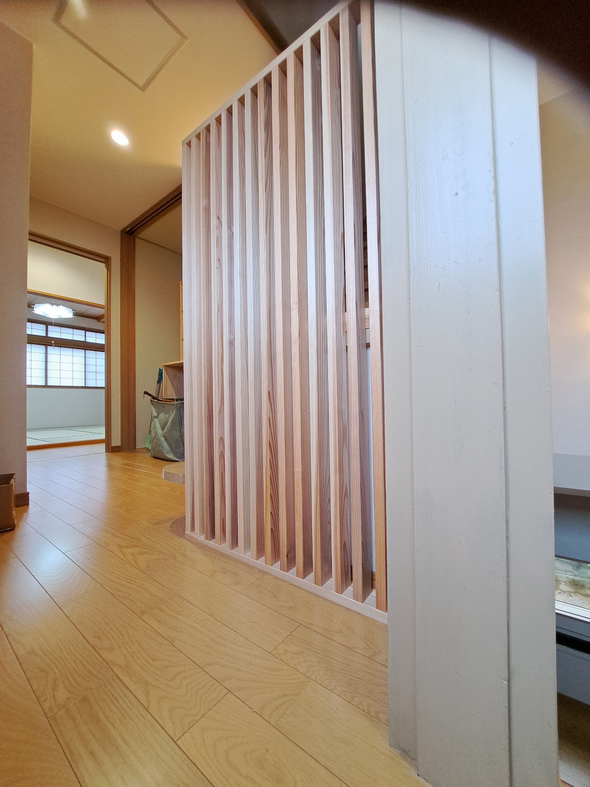 鉄骨造りのリフォーム工事⑤ 木製格子取付け作業。