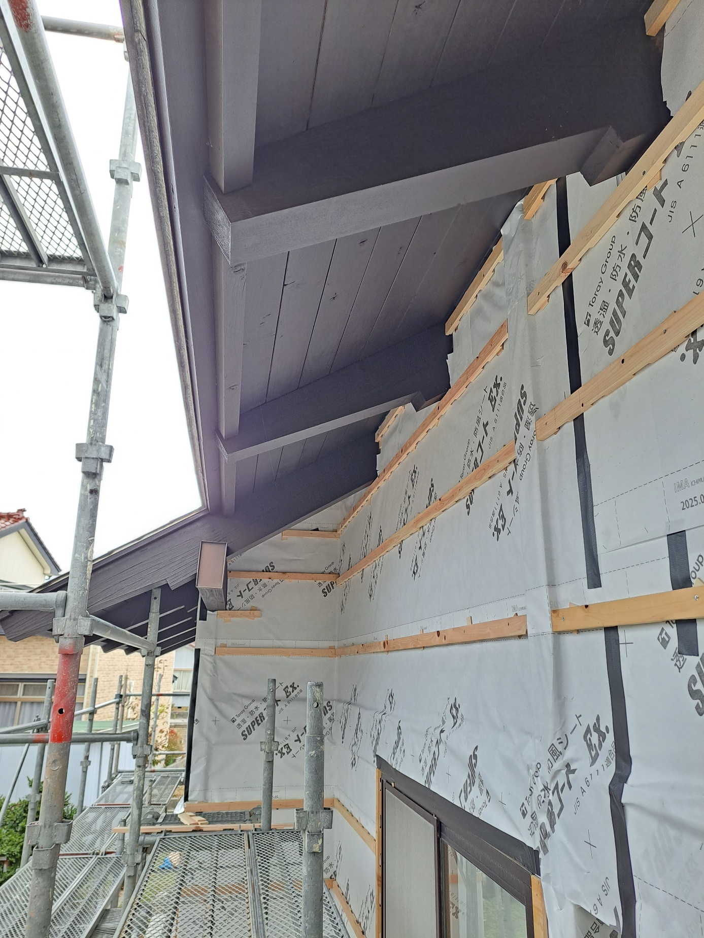 魚津の外壁工事② 下地作業と塗装作業。