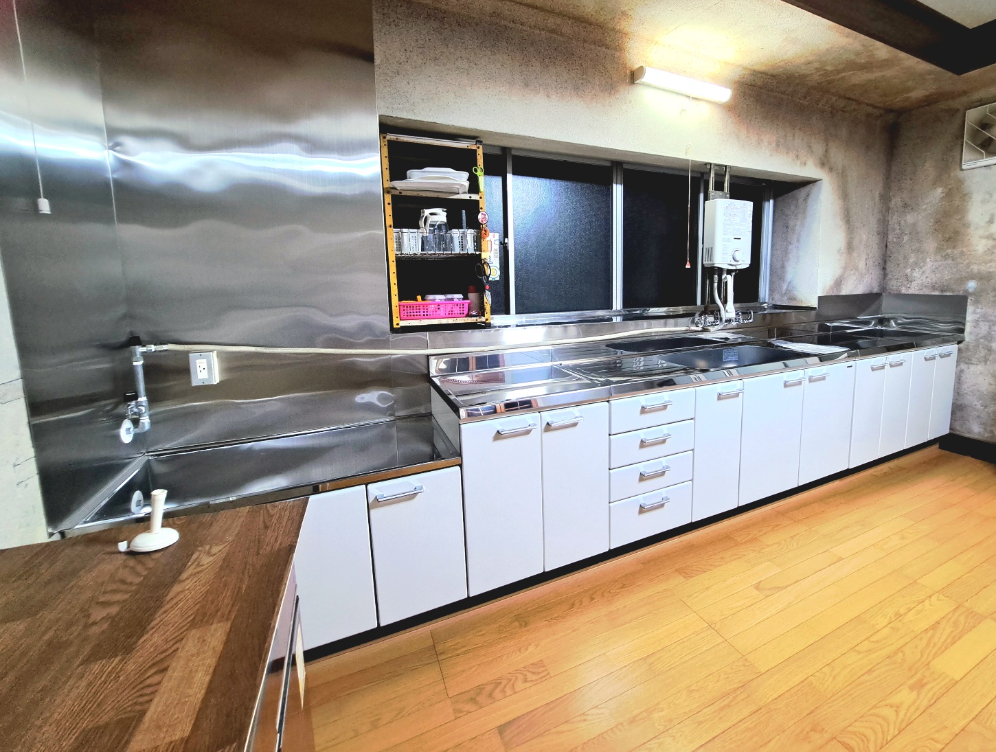 キッチン入れ替えと床工事。