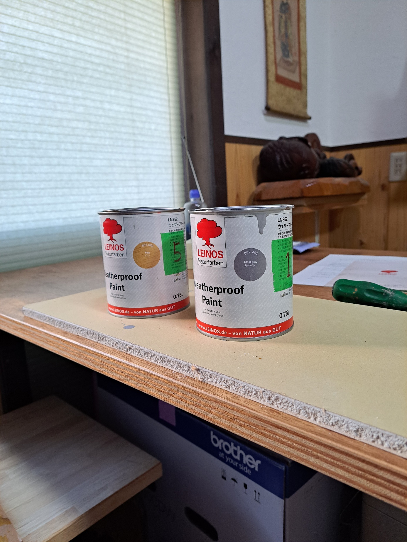 外部の木製看板制作④ 塗装作業。