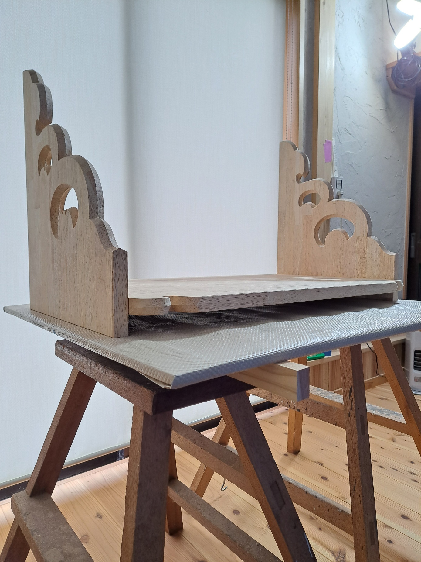 神棚の制作①　彫刻と組み立て作業。